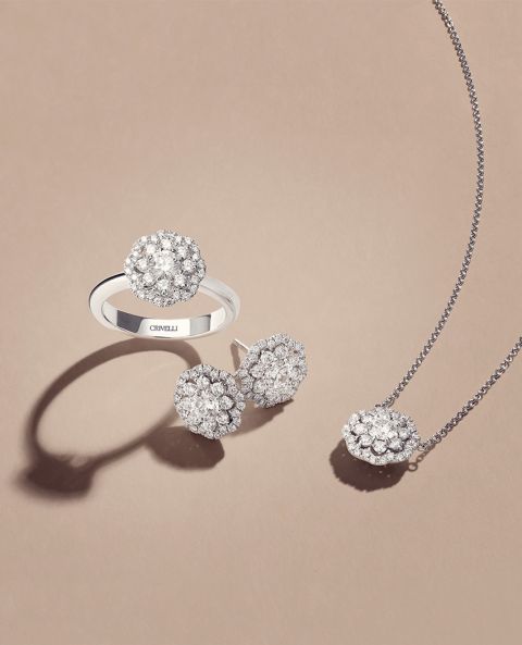 Diamantschmuck aus der I Will I Do Kollektion von Crivelli mit Ring, Ohrsteckern und Kette aus Wei&szlig;gold, besetzt mit feinwei&szlig;en Diamanten, romantisches Design f&uuml;r Verlobung und Hochzeit