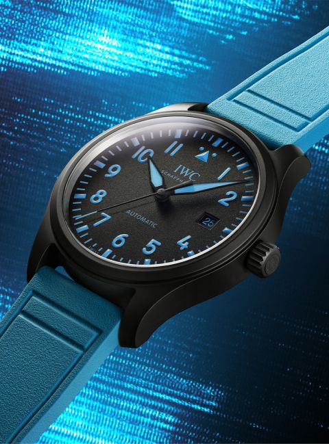 IWC Pilot&rsquo;s Watch George Russell mit schwarzem Geh&auml;use, blauem Kautschukarmband und Datumsanzeige vor blauem Hintergrund