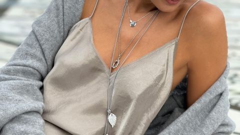 Weibliches Model mit drei Halsketten mit Signature, Gypsy und India Anhaenger von Tamara Comolli im Layering Look getragen Weibliches Model mit drei Halsketten mit Signature, Gypsy und India Anhaenger von Tamara Comolli im Layering Look getragen