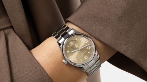 NOMOS Glashuette Club Sport Neomatik Uhr in Stahl mit champagnerfarbenem Zifferblatt an einem Damenhandgelenk NOMOS Glashuette Club Sport Neomatik Uhr in Stahl mit champagnerfarbenem Zifferblatt an einem Damenhandgelenk