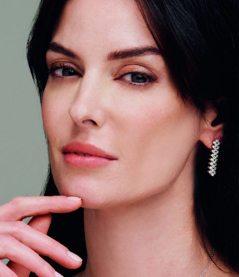 Model trägt Serafino Consoli Ohrringe mit Diamanten Model trägt Serafino Consoli Ohrringe mit Diamanten