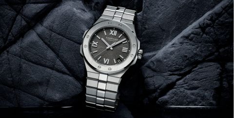 Chopard Alpine Eagle Uhr mit Gehaeuse und Armband in Stahl, anthrazitgrauem Zifferblatt mit roemischen Ziffern vor dunklem Hintergrund Chopard Alpine Eagle Uhr mit Gehaeuse und Armband in Stahl, anthrazitgrauem Zifferblatt mit roemischen Ziffern vor dunklem Hintergrund