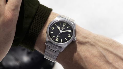 TUDOR Ranger Uhr in Stahl mit schwarzem Zifferblatt an einem Herrenhandgelenk getragen TUDOR Ranger Uhr in Stahl mit schwarzem Zifferblatt an einem Herrenhandgelenk getragen