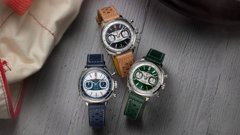 Drei Breitling Top Time Racing Uhren nebeneinander liegend vor Lifestylehintergrund