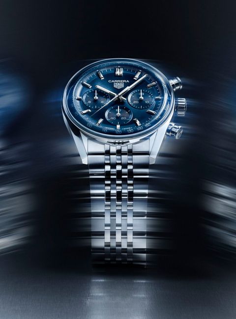 TAG Heuer Carrera Chronograph aus Edelstahl mit blauem Zifferblatt und Metallarmband, moderne Luxusuhr mit dynamischem Bewegungshintergrund. TAG Heuer Carrera Chronograph aus Edelstahl mit blauem Zifferblatt und Metallarmband, moderne Luxusuhr mit dynamischem Bewegungshintergrund.