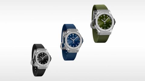 Drei Hublot Classic Fusion Uhren mit Edelstahlgehäuse und Armbändern in Schwarz, Blau und Olivgrün vor weißem Hintergrund schwebend angeordnet. Drei Hublot Classic Fusion Uhren mit Edelstahlgehäuse und Armbändern in Schwarz, Blau und Olivgrün vor weißem Hintergrund schwebend angeordnet.