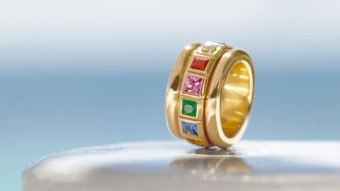 Curriculum Vitae Ring von Tamara Comolli in Gelbgold mit mehreren quadratischen Farbedelsteinen vor Meereskulisse Curriculum Vitae Ring von Tamara Comolli in Gelbgold mit mehreren quadratischen Farbedelsteinen vor Meereskulisse