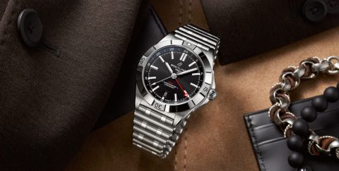 Breitling Chronomat Uhr in Stahl mit schwarzem Zifferblatt und Rouleauxarmband auf Lifestylehintergrund Breitling Chronomat Uhr in Stahl mit schwarzem Zifferblatt und Rouleauxarmband auf Lifestylehintergrund